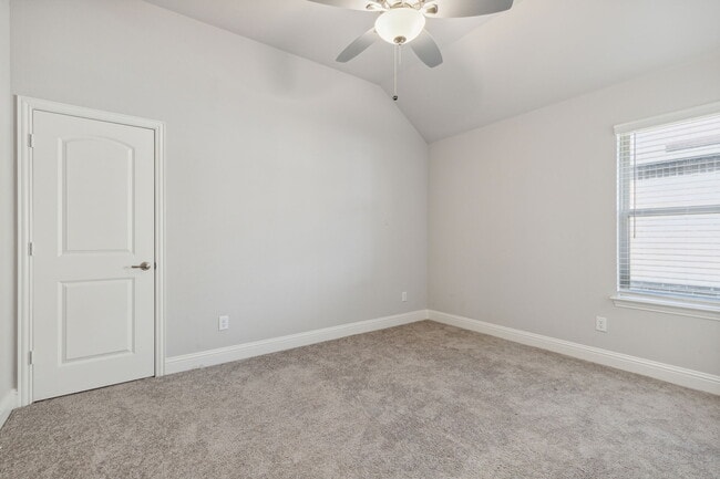 Building Photo - 548 Bradley Dr