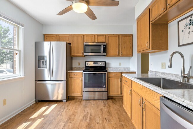 Building Photo - 4 bed / 3 1/2 bath.  Reserved Parking. Wal...
