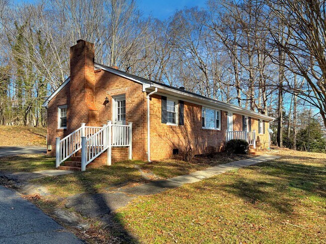 Building Photo - Inviting Chesterfield Home with Private Fenced Yard & Screened Porch
