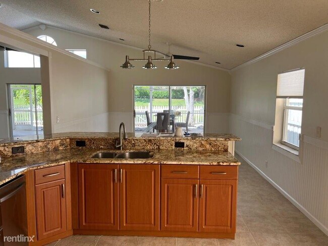 Building Photo - 3 br, 2 bath House - 1351 Fairfax Cir E