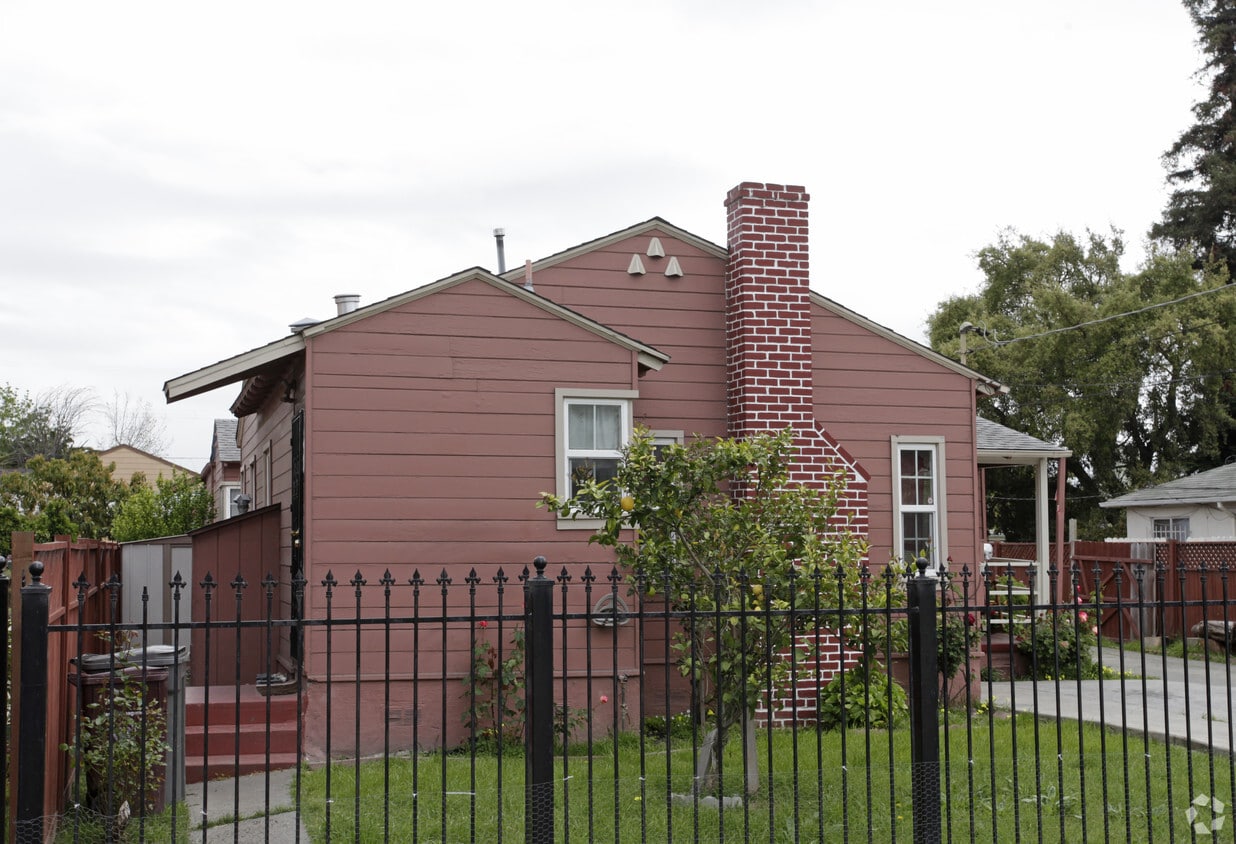Building Photo - 660-662 S Elmhurst Ave
