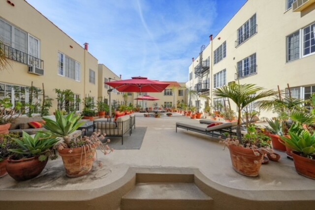 Foto del edificio - 1345 N Hayworth Ave
