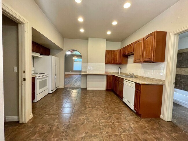 Foto del edificio - AVAILABLE NOW! Move-In Special! Half Off F...