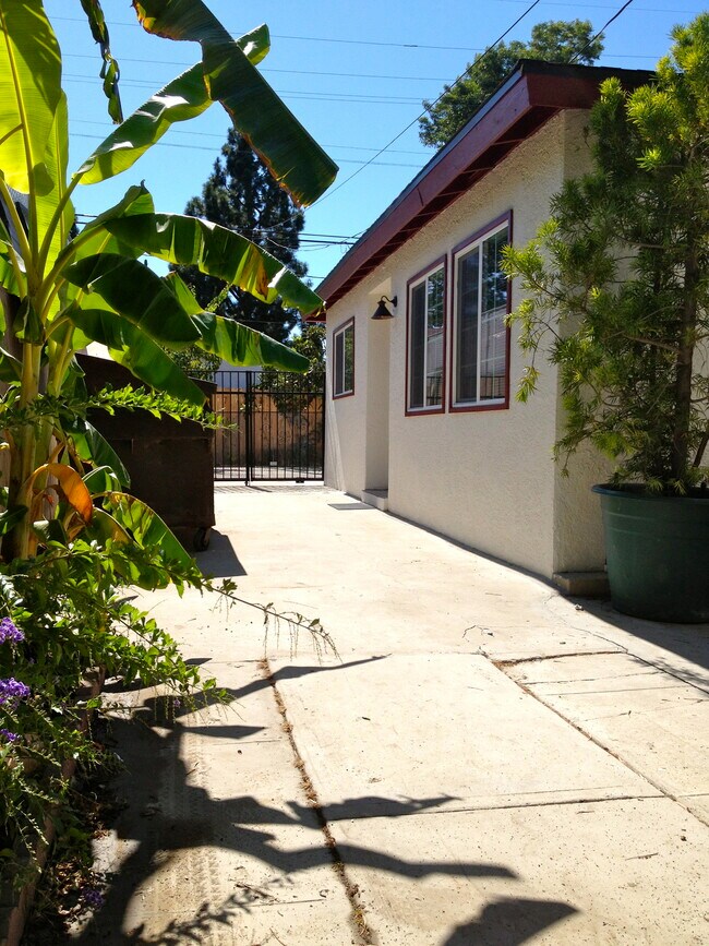 Building Photo - 3339 Sherbourne Dr