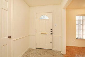 Building Photo - 12910 Queensbury Ln