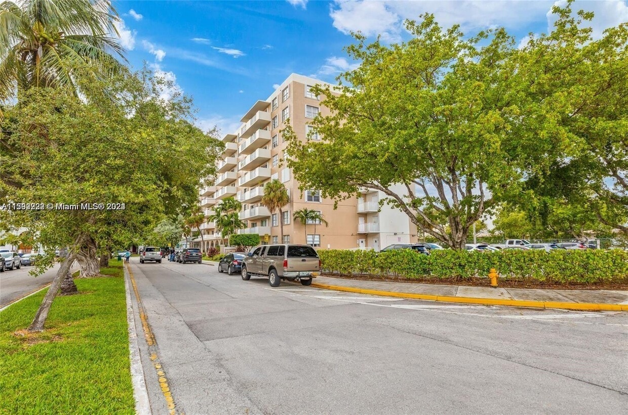 1455 N Treasure Dr Unit 2O, North Bay Village, FL 33141 Condo for