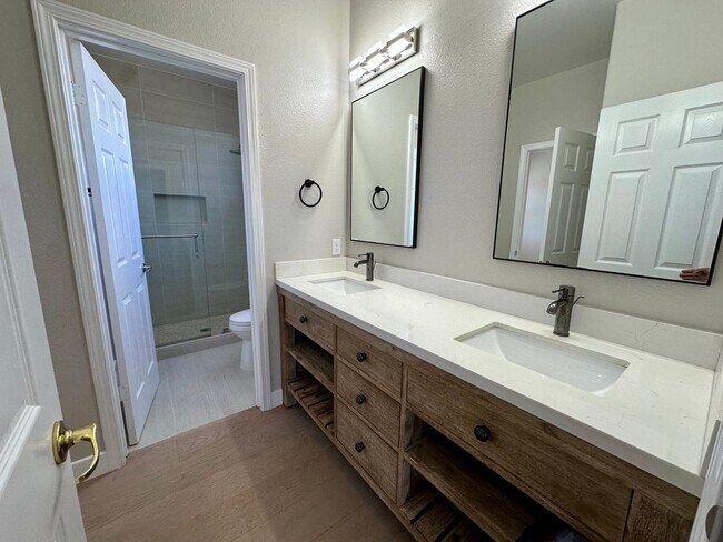 Foto del edificio - Charming & Fully Updated Home in Desirable Santa Clara