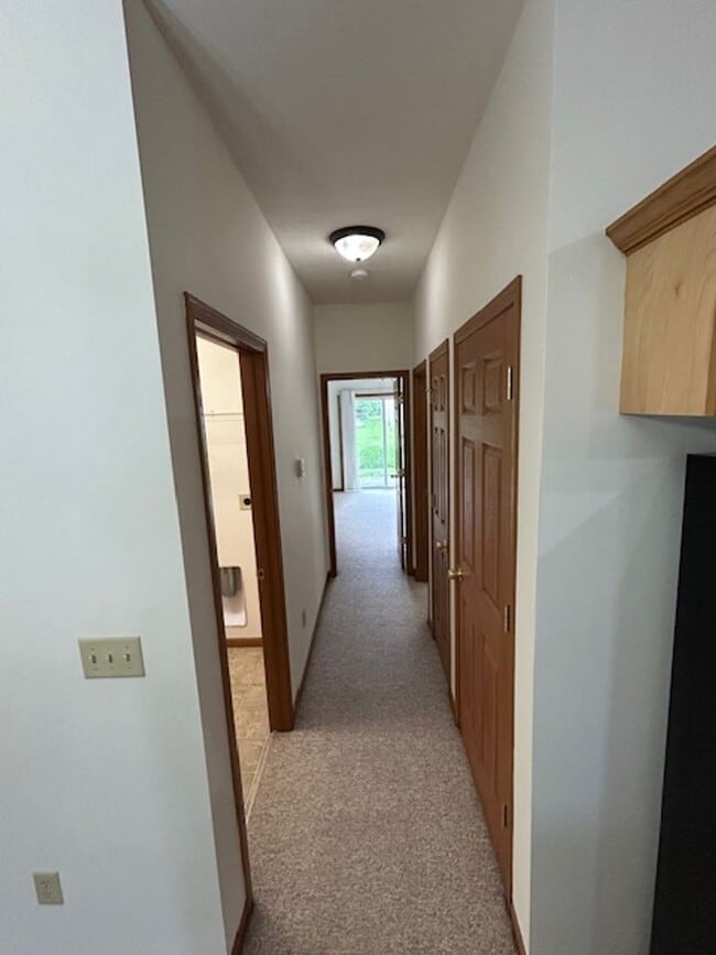 Building Photo - 1 Bedroom Apartment with Garage!