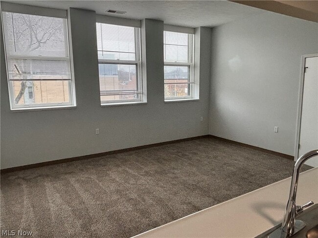 Foto del edificio - 59 Lincoln Way E