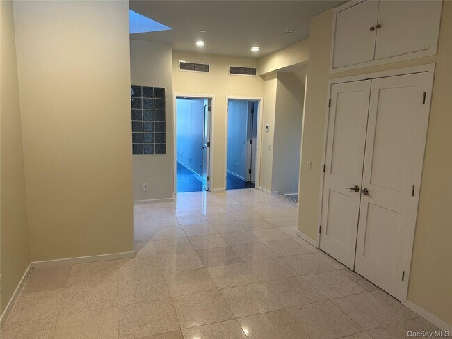 Foto del edificio - 495 Warburton Ave