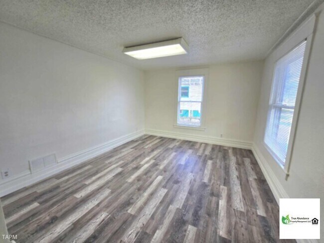 Building Photo - Classic &amp; Stunning Three Bedroom Home!
