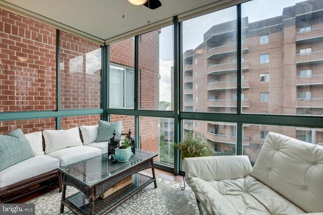 Foto del edificio - 1050 N Taylor St