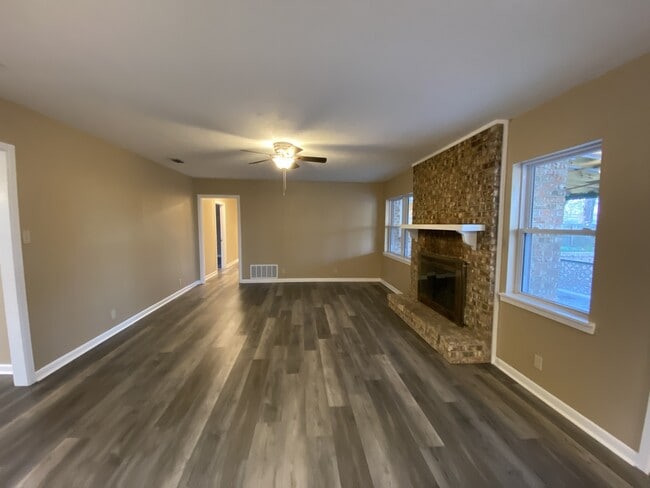 Building Photo - 2 Knightsbridge Pl