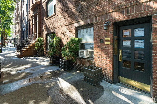 Entrada - 12 W 9th St