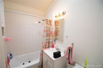 Foto del edificio - BEAUTIFUL WOOD FLOORS IN THIS- 5 BED 2 BATHROOM- Includes maid service