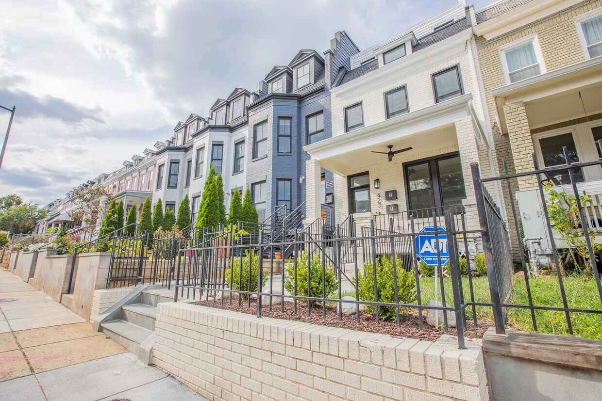 Primary Photo - 423 Newton Pl NW