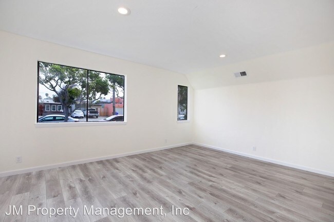 Building Photo - 5010 Saratoga Ave