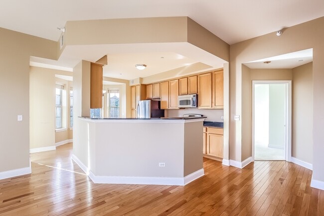 Building Photo - 2700 Summit Dr