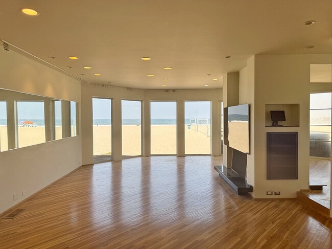 Building Photo - 3505 Ocean Front Walk