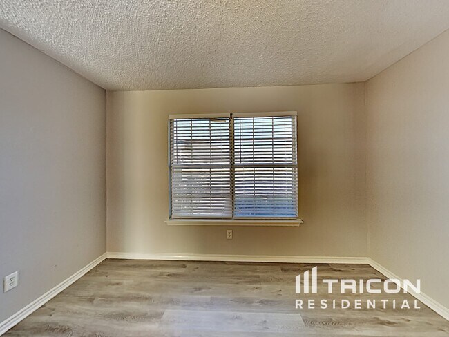 Foto del edificio - 1052 Shadywood Dr