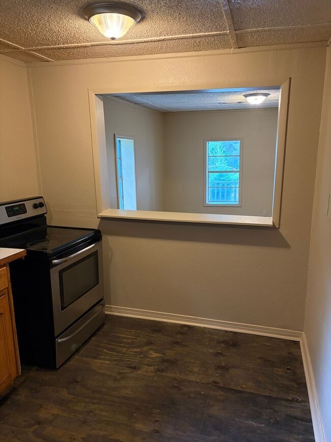 Building Photo - Charming 4-bedroom, 1-bath home located in the heart of Van Buren featuring a spacious layout, ha...