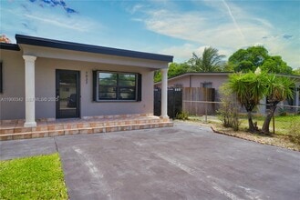 Building Photo - 1022 E 18th St