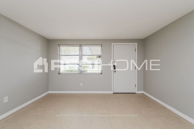 Building Photo - 2313 Roselawn Dr