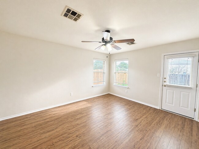 Foto del edificio - AVAILABLE NOW; APPLY AT OUR WEBSITE TODAY!!