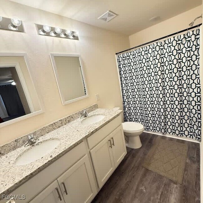 Foto del edificio - 575 Oakshire Ln