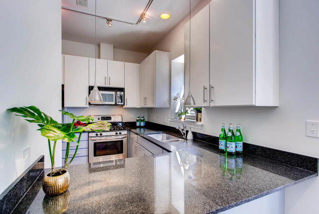 Kitchen - 1234 W Argyle St