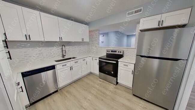 Building Photo - 10562 High Hollows Dr
