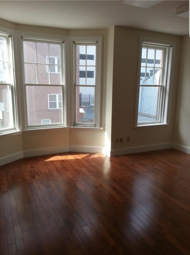 Building Photo - 103 Locust St