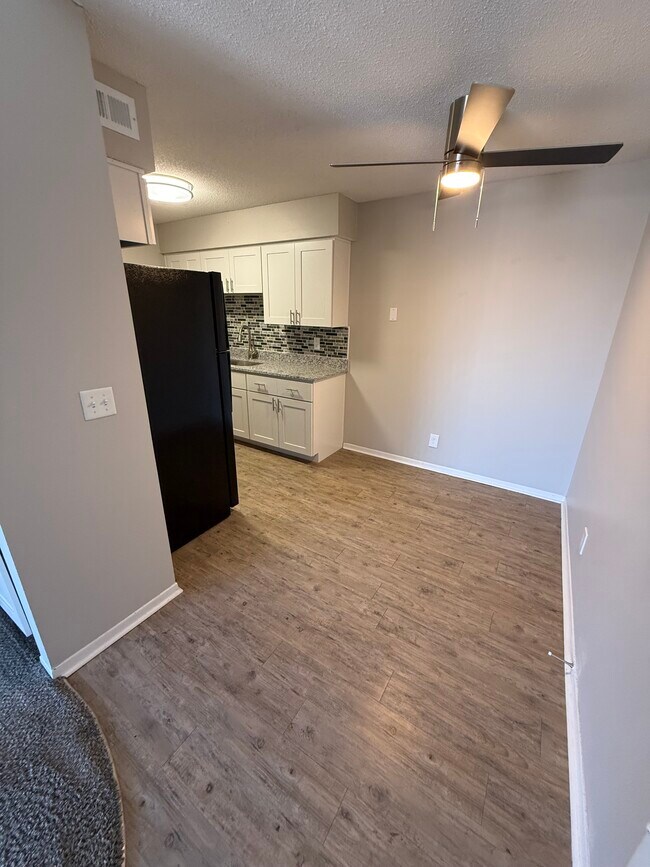 ¡Cocina y comedor renovados! - Bellevue Hills Apartment Homes