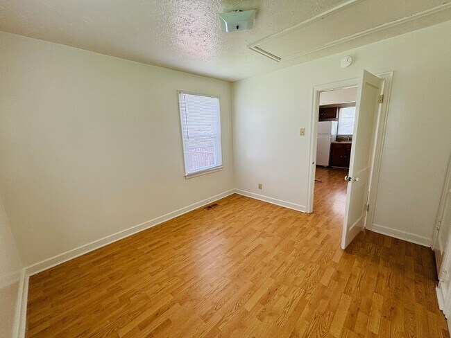 Building Photo - 2 Bedroom, 1 Bath House