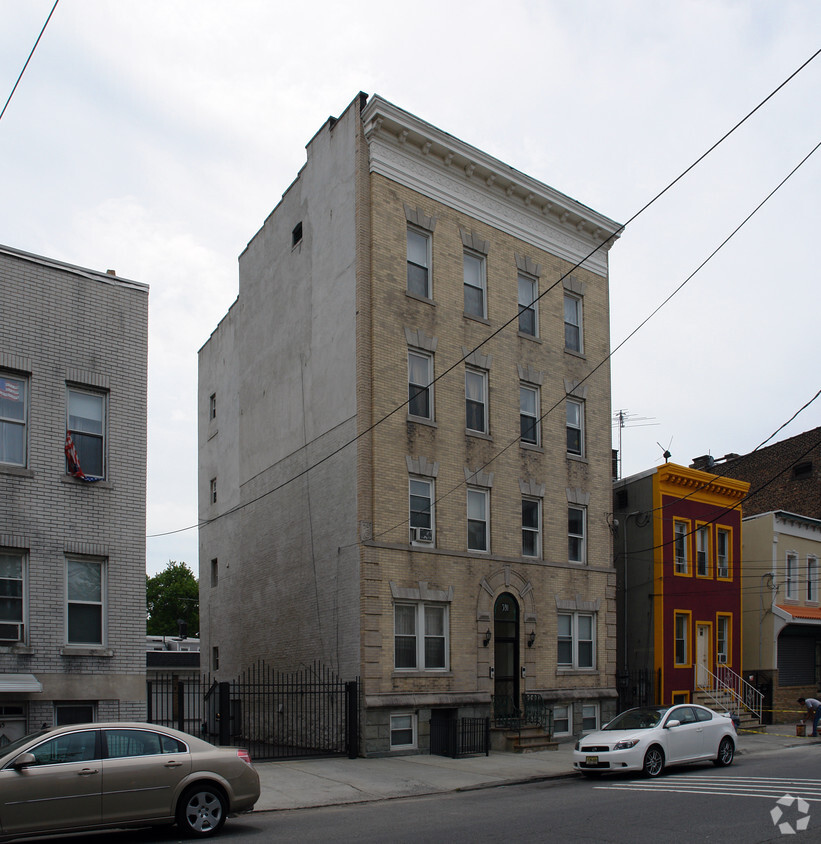 Building Photo - 391 Chestnut St