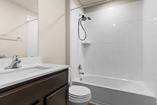 Foto del edificio - 4 bedroom 2 bath in Creekside Hills with Pool Access