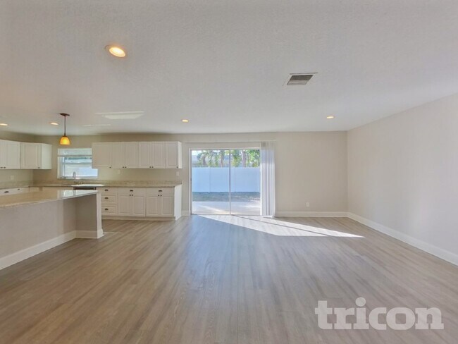 Building Photo - 6460 33rd Ave N