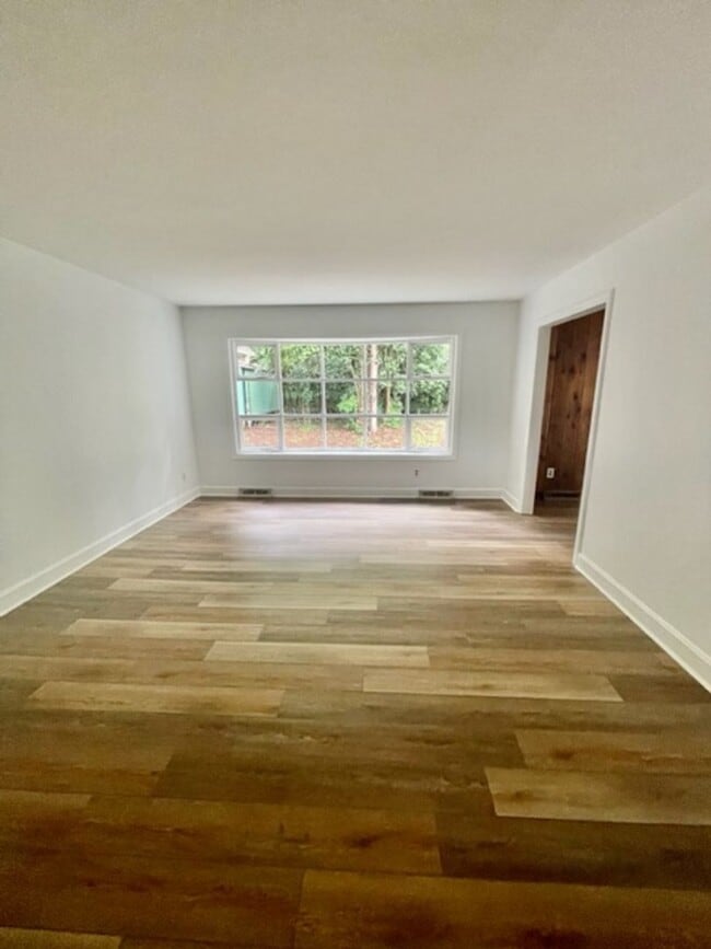 Foto del edificio - Classic 3 bedroom 1 1/2 bath ranch with gr...