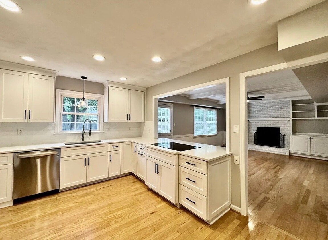 Building Photo - 965 Commodore Dr