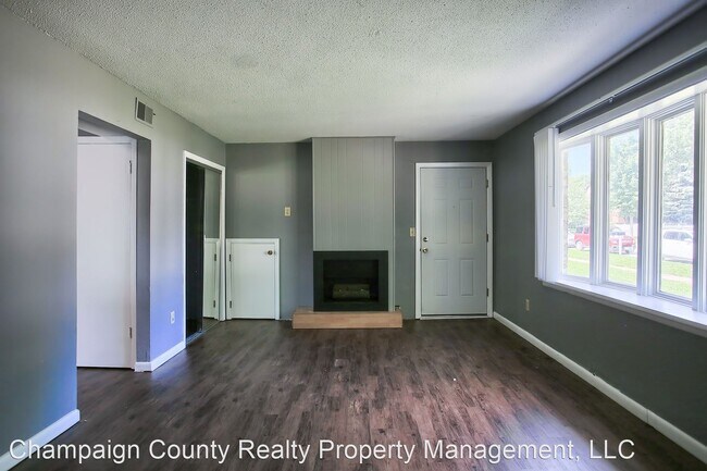 Building Photo - 801 Hollycrest Dr