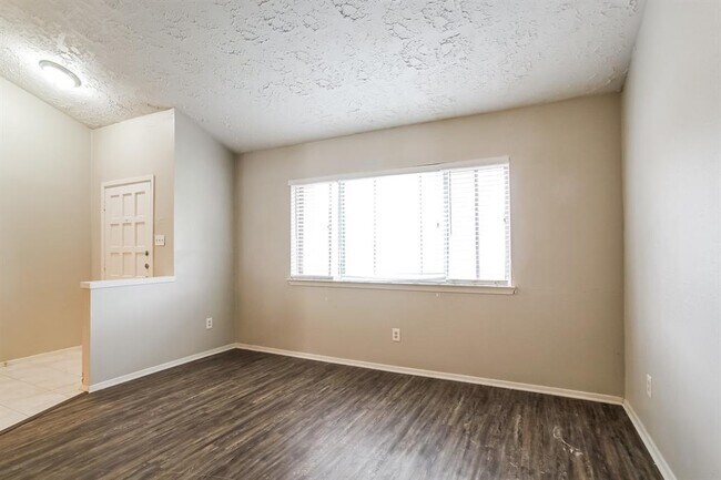 Building Photo - 16411 Quail Run Dr