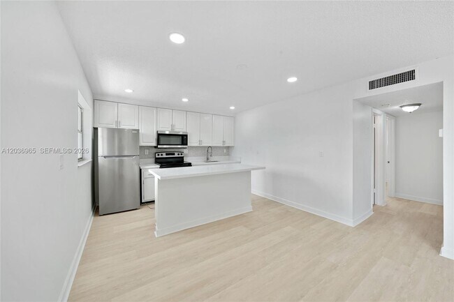 Building Photo - 6211 SW 37th St