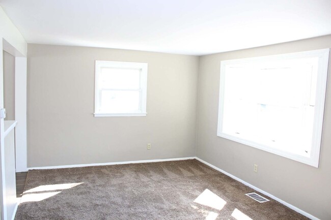 Building Photo - Updated 4 bedroom east side home with addi...