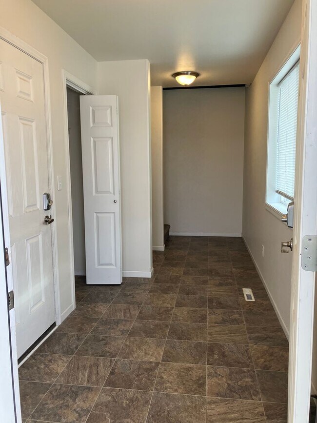 Building Photo - 3 Bed 3 Bath Twin Home