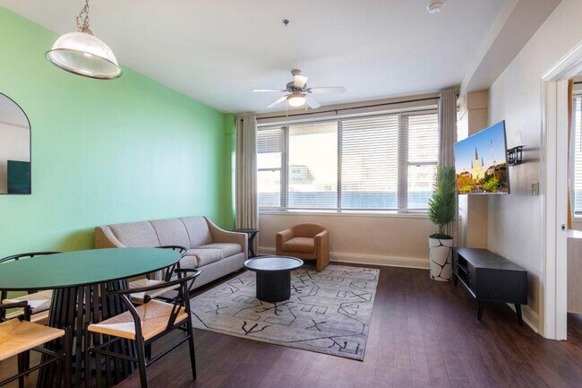 Building Photo - 925 Common St