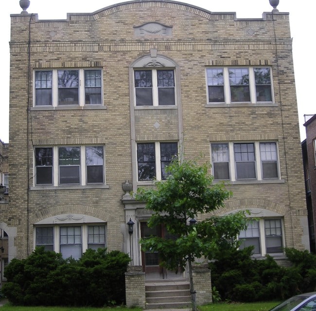 front of building - 1348 W Clifton Blvd