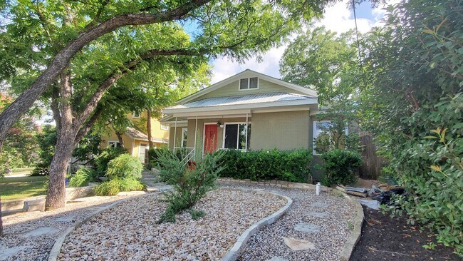 Building Photo - 902 E Live Oak St