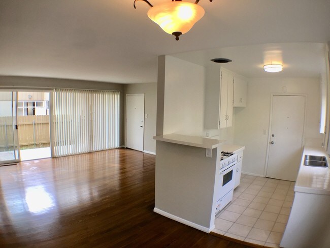 Building Photo - 9235 Crenshaw Blvd