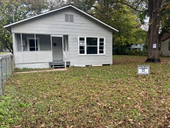 Foto del edificio - Large 4 Bedrooms 2 Bathrooms