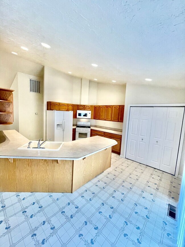 Building Photo - Spacious open floor plan in North Hills *A...